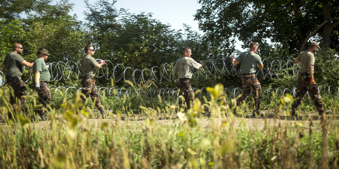 Az épülő kerítést védték a feljelentett rendőrök