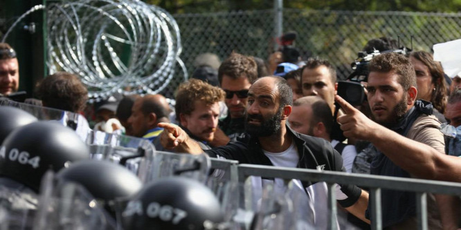 Így támadtak a magyar rendőrökre a migránsok Röszkén