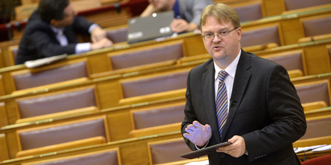 Közel hétmilliót kapott a kirúgott Répássy Róbert