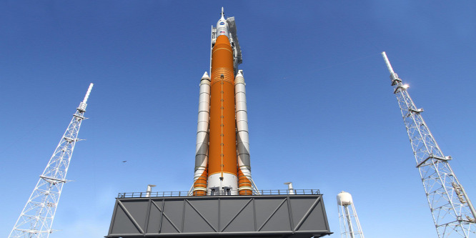 Lehet, hogy magánrakétát vesz igénybe a NASA a Hold-misszióhoz