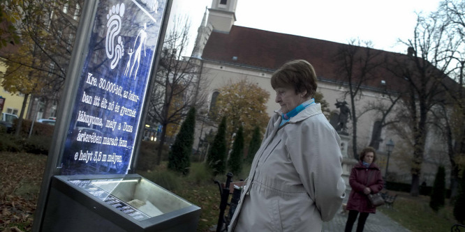 Sötétben is világít a Corvin téri ősanya lábnyoma