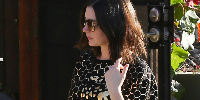 Szépen kerekedik Anne Hathaway pocakja
