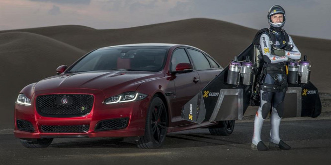 Repülő emberrel versenyzett a Jaguar XJR