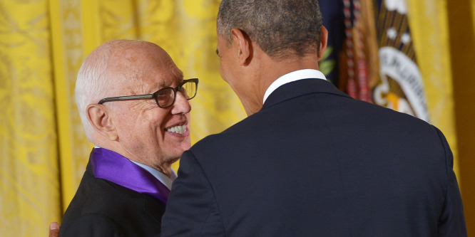 Elhunyt Ellsworth Kelly, világhírű absztrakt festő és szobrász