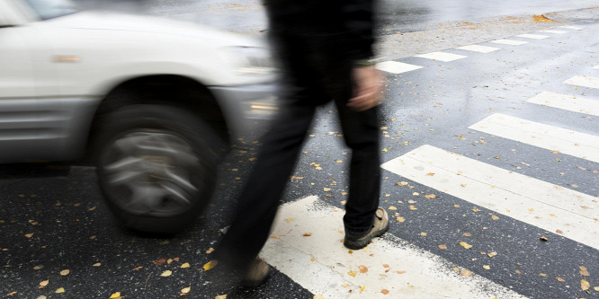 A zebrán gázoltak halálra egy nőt Dabason