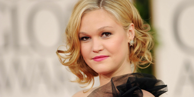 Lesifotósok lefotózták Julia Stiles színésznőt a kisfiával