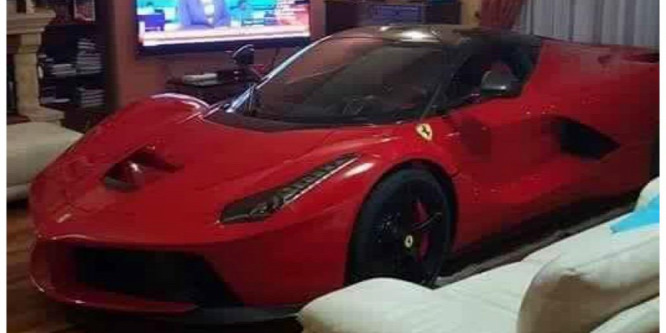 Garázs helyett a nappaliban lakik a Ferrari