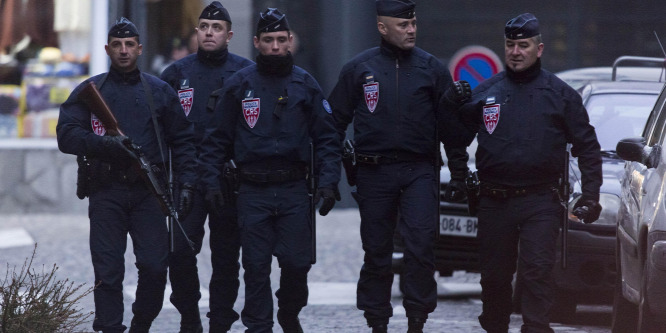 Újabb késes támadókat lőttek agyon francia rendőrök