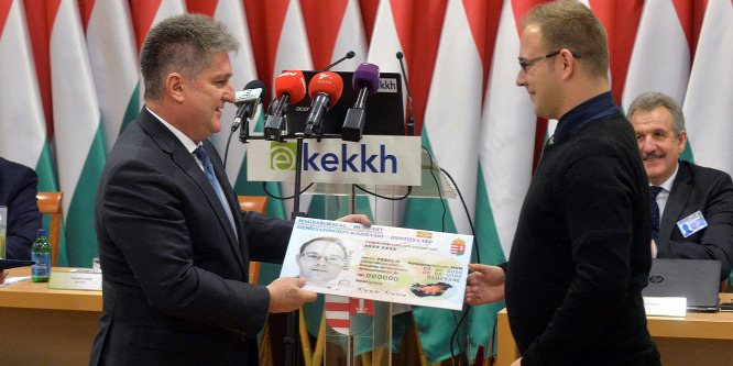 Átadták az első e-személyit