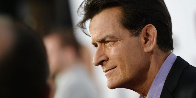 Kiszivárogtak a beszélgetések! Így hallgattatta el szeretőit a HIV-pozitív Charlie Sheen