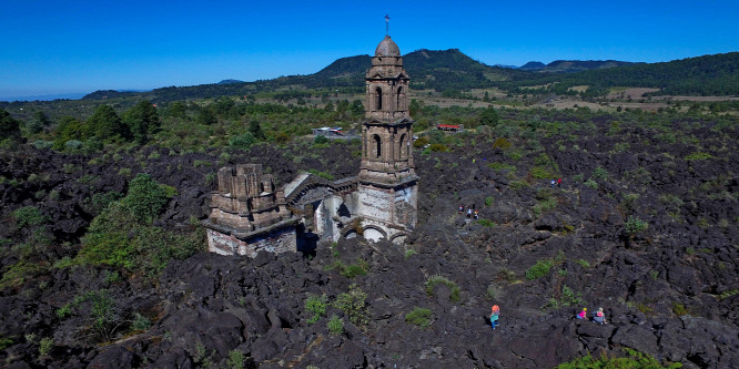 Megkímélte a templomot az éppen megszület vulkán - képek