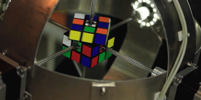 Egy másodpercnél kevesebb idő alatt rakta ki a Rubik-kockát