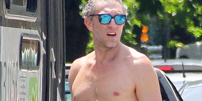 Eláll a szavunk a 49 éves Vincent Casseltől: így fest félmeztelenül a színész