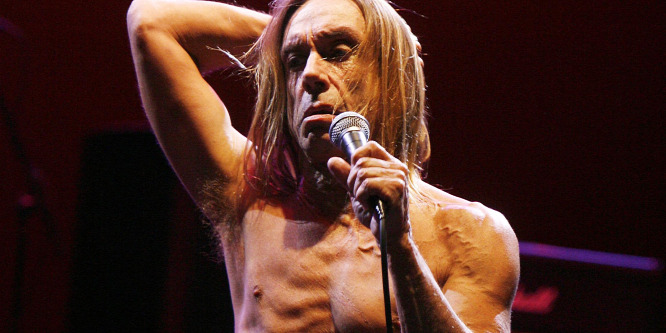 Anyaszült meztelenre vetkzött a 68 éves Iggy Pop