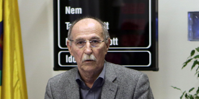 Lázad a falu, de Erdősi László marad