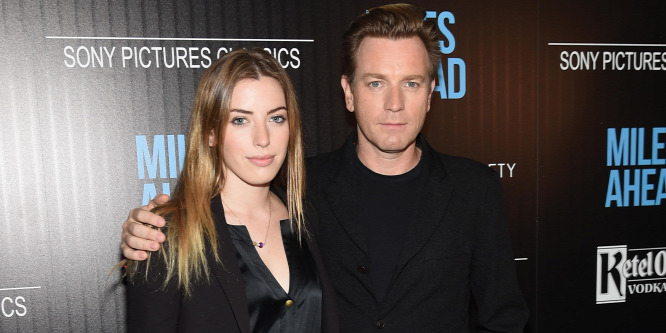 Harapásnyomokkal az arcán pózolt Ewan McGregor lánya a vörös szőnyegen - Fotó