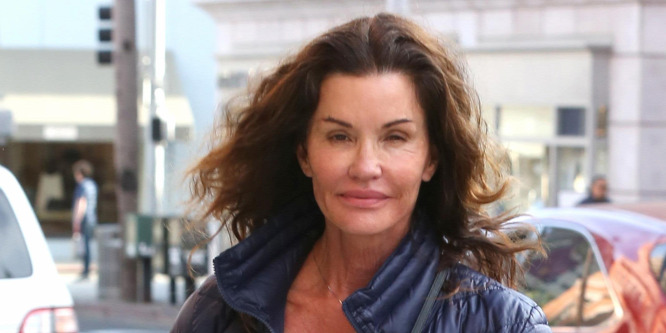 Luxuskörülmények között gyógyul a mellrákos Janice Dickinson