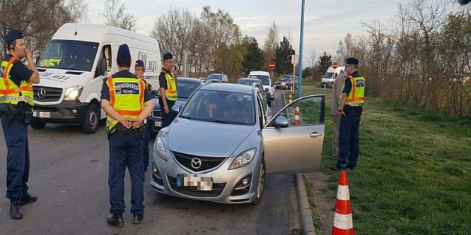 Öt perc alatt két embercsempészt fogtak Hegyeshalom előtt