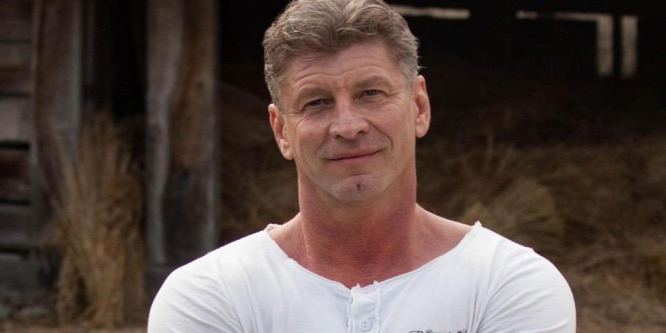 Nőknek árulta testét Farm Sanya