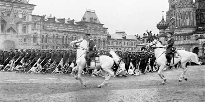 Sztálin kajánul várta, hogy Zsukovot ledobja a ló