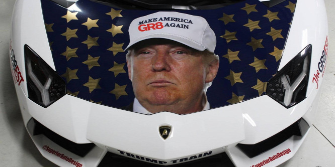 Lambóval sokkol az utakon Donald Trump egyik rajongója