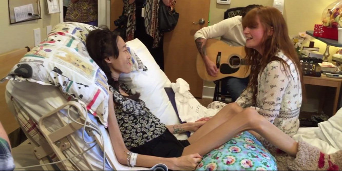 Megható! Florence Welch rákkal küzdő tini betegágya mellett énekelt