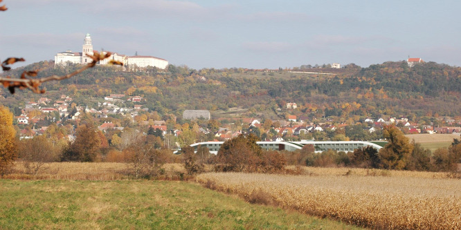 Beruházás helyett csak zöld mező maradt Pannonhalmán