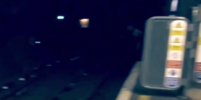 Berohant a metróalagútba az Astoriánál egy fiatal