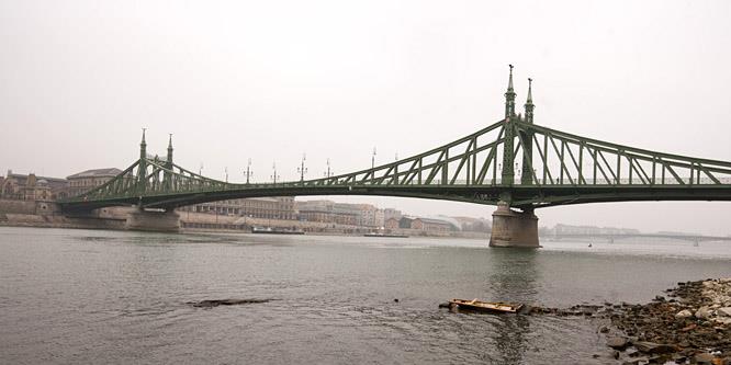 Alacsony a Duna vízállása, kilátszik az Ínség-szikla
