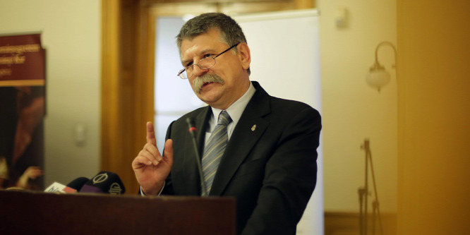 Kövér: Európán kívül kell a menekültválságot kezelni