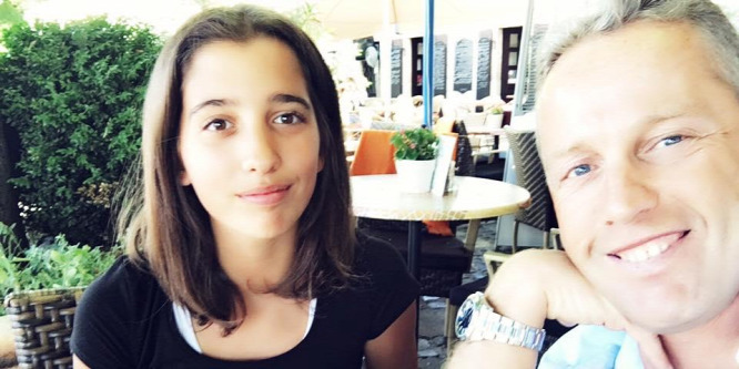 Schobert Lara egy kávézóban dolgozik a nyári szünetben