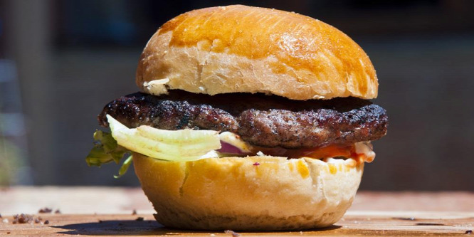 Fagyasztott hamburgerhúsok - a kutya is menekülőre fogta