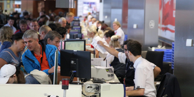 Őrült tömeg volt a reptéren