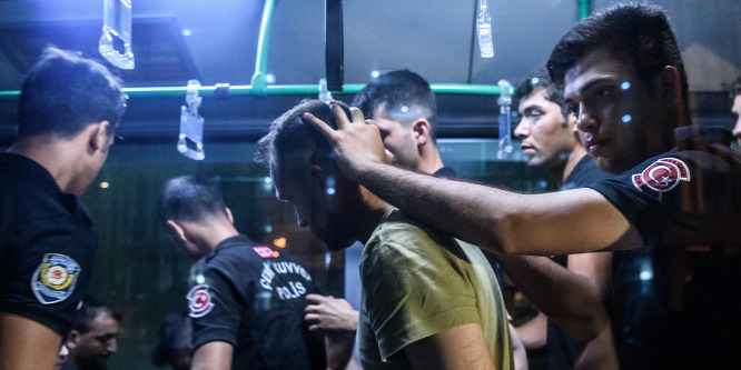 Török puccskísérlet: újabb rendőröket tartóztattak le