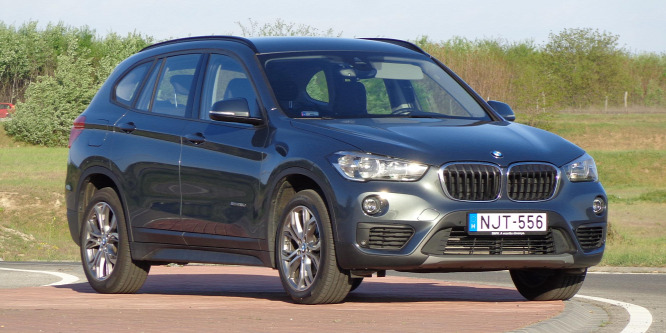 Nem is sejtené, melyik kerekét hajtja ez a BMW