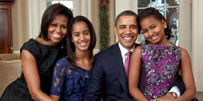 Obama kisebbik lánya, Sasha pincérnőnek állt