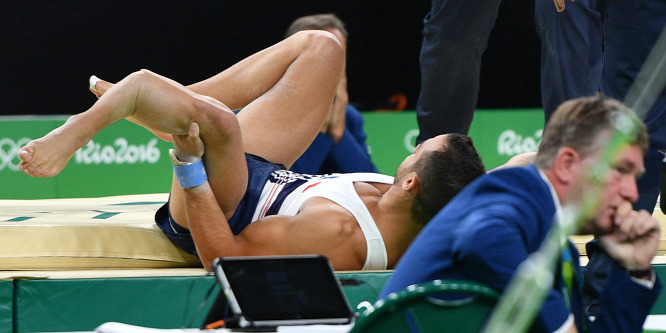 Botrány! A mentősök is leejtették az eltört lábú olimpikont: Videó!