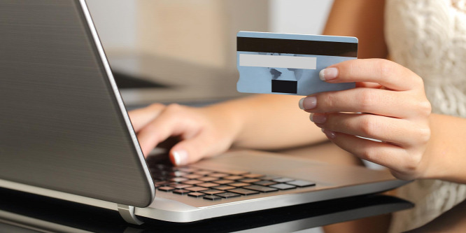 Interneten rendelt ruhát a nő, a fenekét sem takarta el