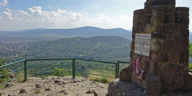 Petőfi Sándor is innen nézett le Napóleon kalapjára