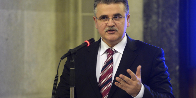 Menesztik a kerítésépítésért felelős honvédelmi államtitkárt