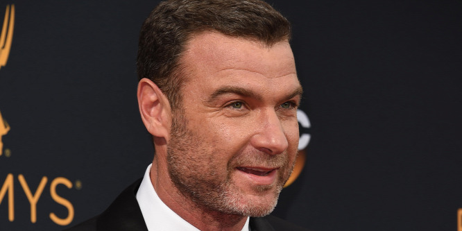Fényes nappal az utcán nyúlkált a gatyájába a híres színész, Liev Schreiber - Fotó