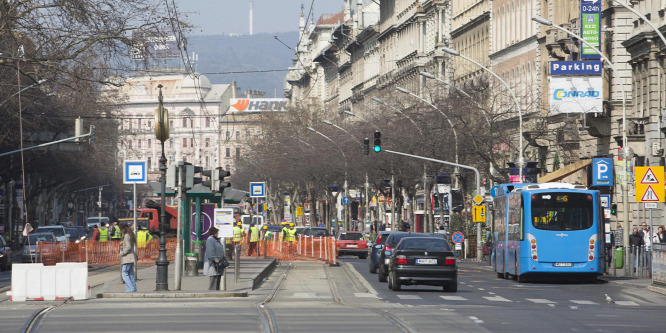 Hatalmas káosz Budapesten: beszakadt az úttest egy kamion alatt