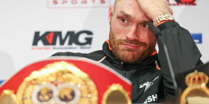 Fury hozta a formáját, húzóra itatott sört egy nővel - videó