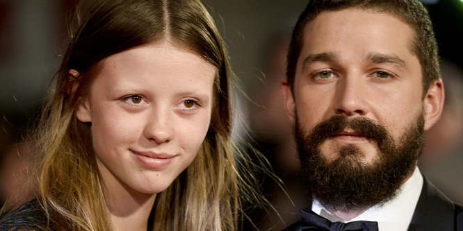 Örömhír! Shia LaBeouf apa lesz: barátnőjét gömbölyödő pocakkal fotózták le