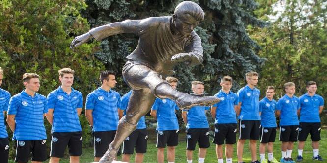 Felavatták Sándor Károly szobrát az MTK akadémiáján