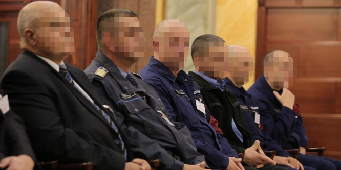 Ennyi rendőrt régen látott a vádlottak padján