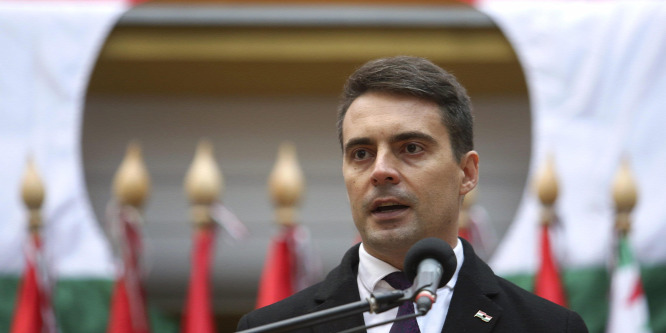 A bukás árnyékában már mindenkivel összefekszik Vona Gábor
