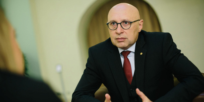 Unta a munkáját, úgyhogy megdöntötte a fizika egyik kőbe vésett törvényét