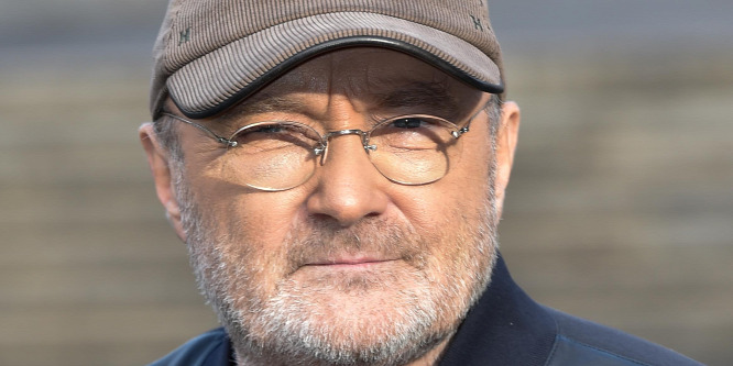 Phil Collins exneje azzal vádolja a zenészt, hogy rejtett kamerákon kukkolta őt a fürdőben