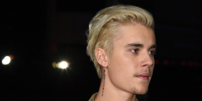 Justin Biebert Bella Thorne-nal jelent meg egy filmpremieren